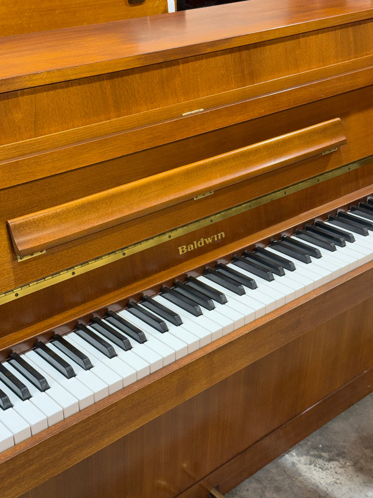 Baldwin logo on the piano keyboard