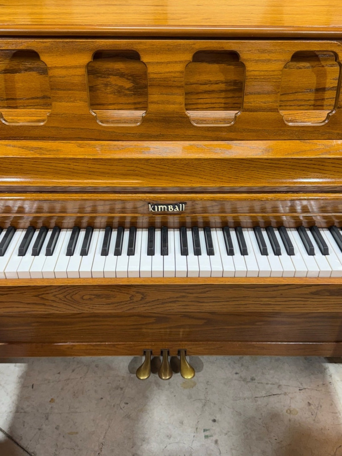 Kimball console keyboard, music desk and brass pedals