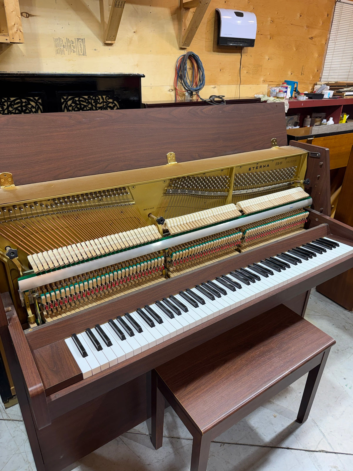Inside the Eterna ER-10 piano, Yamaha action and gold plate