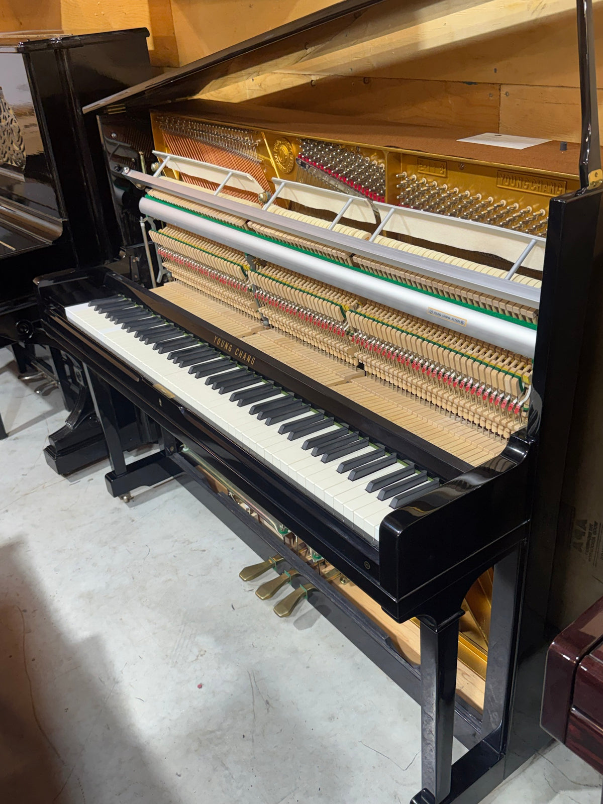 Young Chang E-118 open, action and keyboard